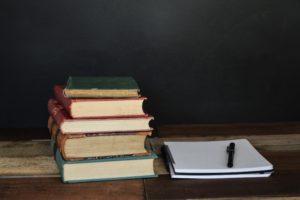 5冊の本と筆記用具